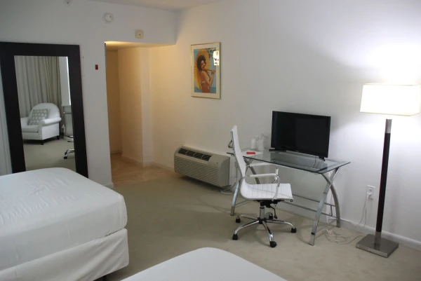 Deauville Beach Resort 3* (Майами-Бич).