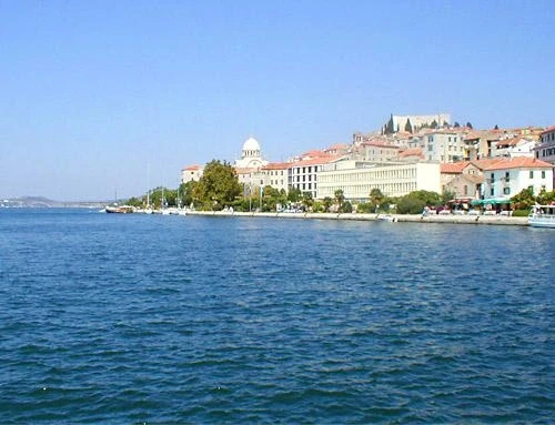 Шибеник (на заднем плане собор. Св. Якова, на горе крепость Св. Анны)