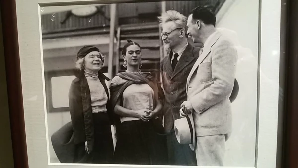 Лев Троцкий, его жена Наталья Седова и Фрида Кало (1937 г.)