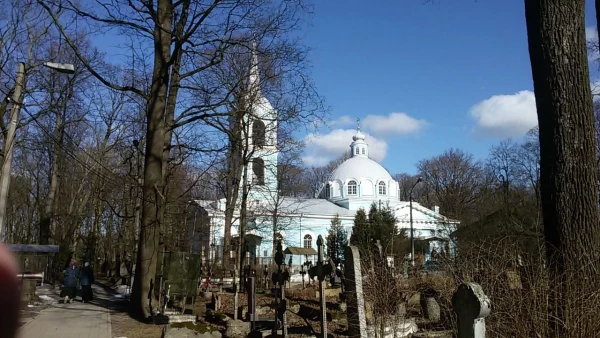 Смоленское кладбище с храмом