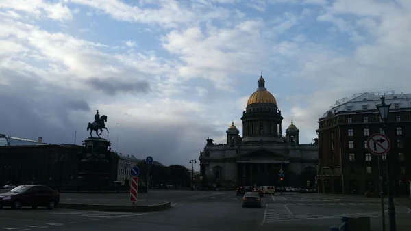 Казанский собор и памятник императору