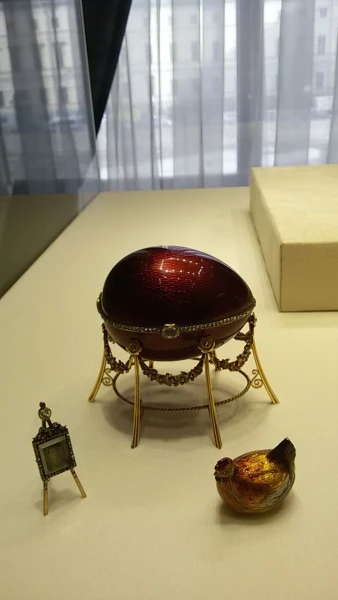 Яйцо Фаберже с миниатюрой на мольберте