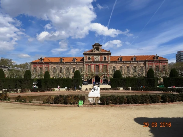 Parc de la Ciutadella: Каталонский парламент в здании бывшего арсенала Цитадели...