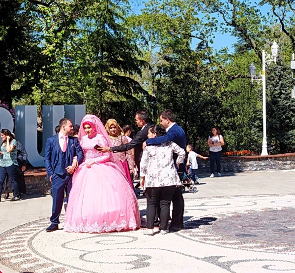 В розовом только одну невесту видела