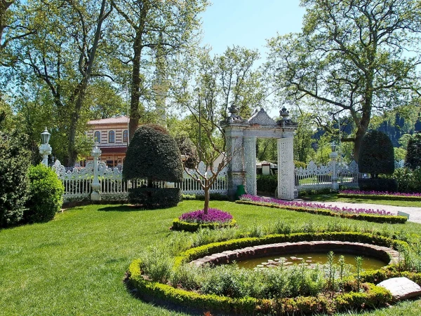 В крохотном парке крохотного дворца