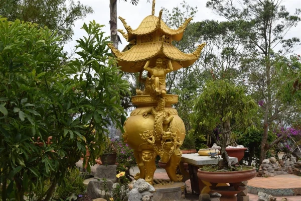 На территории храма Сидящего Будды
