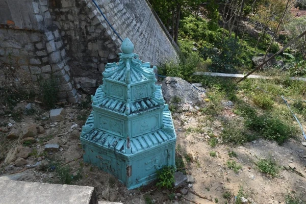 Могила белого тигра на горе Таку