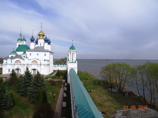 Вид со стен монастыря на озеро Неро...