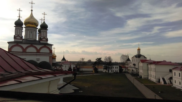 Троице-Сергиев Варницкий монастырь, гостиница. Наше жилище... Вид из "моего" окна...