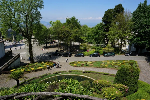 Парк у храма