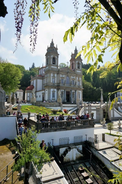 Igreja do Bom Jesus. Внизу - фуникулер