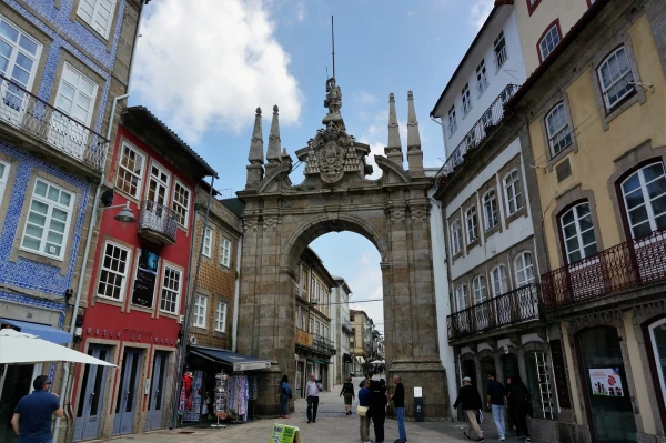 Arco da Porta Nova - главный вход в старый город Браги