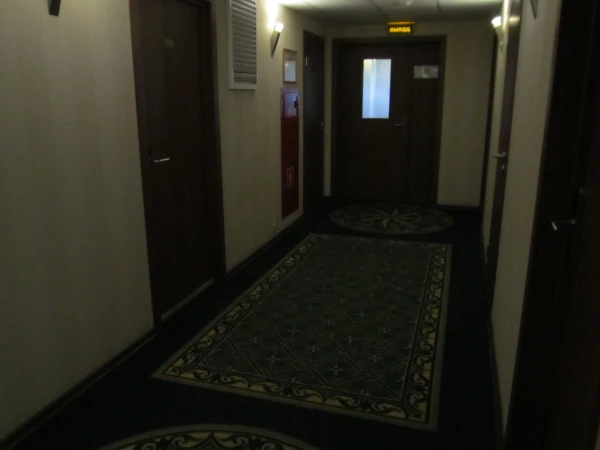 на 7 этаже отеля в коридоре