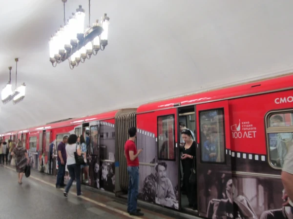в московском метро расписали вагон в честь года кино- расписали снаружи и внутри очень красиво