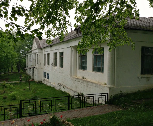 Школа детской коммуны, построенная из камней взорванных храмов
