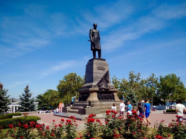 Памятник Нахимову