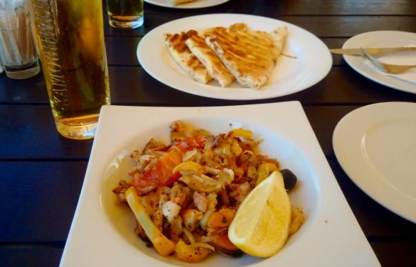 Морепродукты с овощами в кафе( 290р)