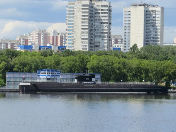 подводная лодка, на нее водят экскурсии