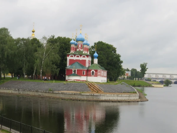 в Угличе