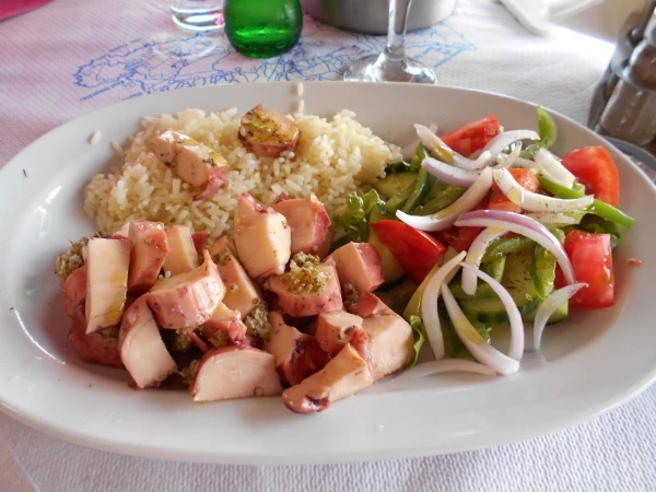 осьминог, рис, греческий салат