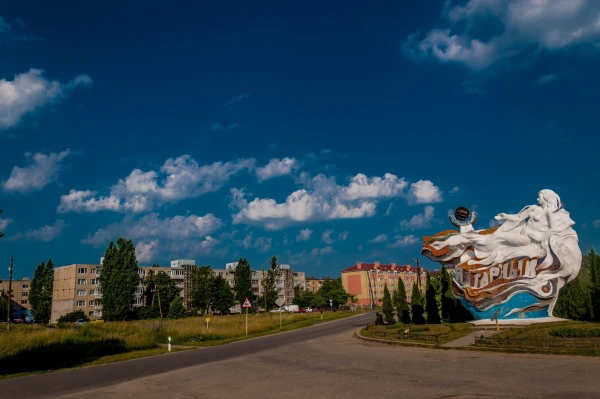 Въезд в Янтарный. "Русалка в морских волнах", символ поселка