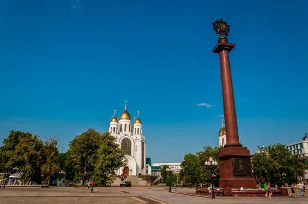Калининград. Площадь Победывид на Стеллу и Храм Христа Спасителя.