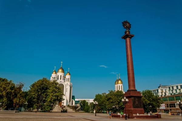 Калининград. Площадь Победы.вид на Стеллу и Храм Христа Спасителя 