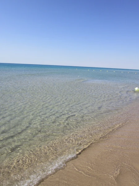 Пологий песчаный заход в море