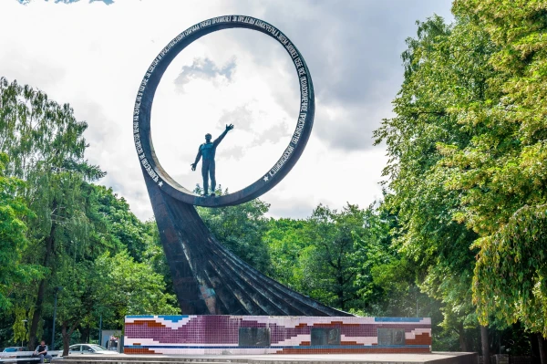 Памятник покорителям космоса
