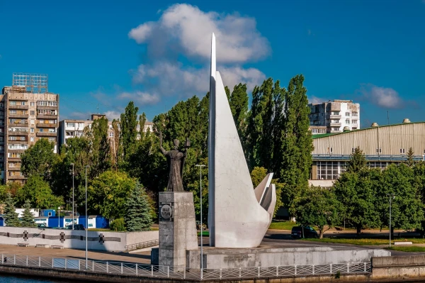 памятник Николаю Чудотворцу и Стела "Покорителям Атлантики" (посвящена рыбакам океанического лова) у места слияния рукавов Старая и Новая Преголи / памяти рыбаков погибших в море