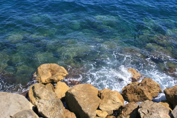 валуны морского берега. Монако