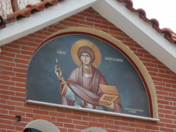 икона над входом в Храм