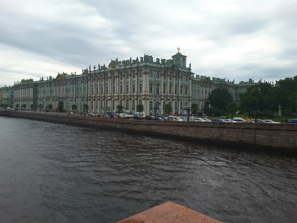 Вид на эрмитаж с дворцового моста