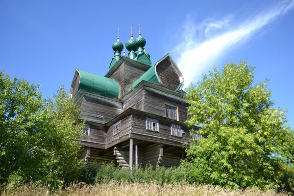не далеко от Череповца, Церковь Успения Пресвятой Богородицы в Нелазском. Год постройки: 1694.