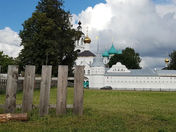 Свято-Введенский женский Толгский монастырь. Белый-белый, сказочно красивый, утопающий в море цветов...Свято-Введенский женский Толгский монастырь. Белый-белый, сказочно красивый, утопающий в море цветов...