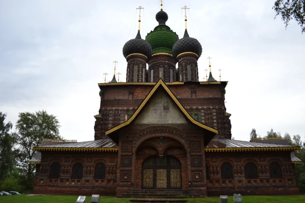 Иоанно-Предтеченкий храм – самый знаменитый в городе. Рисунки и фотографии этой пятнадцатиглавой церкви входят во все издания и учебники по русскому зодчеству. Ее изображение было помещено на тысячерублевую купюру, выпущенную в 1997 году.