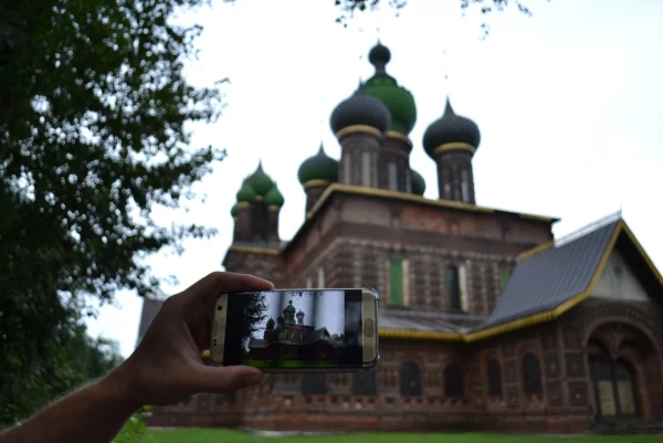 Иоанно-Предтеченкий храм – самый знаменитый в городе. Рисунки и фотографии этой пятнадцатиглавой церкви входят во все издания и учебники по русскому зодчеству. Ее изображение было помещено на тысячерублевую купюру, выпущенную в 1997 году.