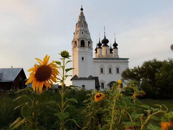 Александровский женский монастырь — расположен на левом берегу реки Каменка в Суздале, по преданию, был основан в 1240 году Александром Невским. 