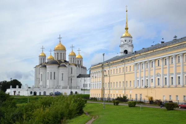 Успенский собор по праву считается одной из важнейших церквей Владимира, уже давно ставшей обязательной частью программы любого экскурсионного тура. Собор был построен в середине XII века при князе Андрее Боголюбском для того, чтобы в будущем стать г