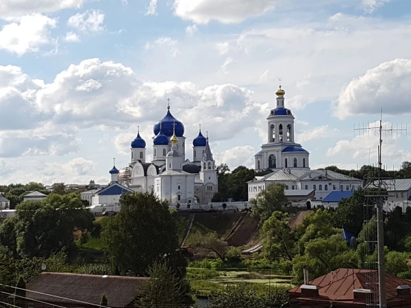 В XII столетии Владимиро-суздальский князь Андрей Боголюбский основал в устье реки Нерли свою загородную резиденцию, которую назвал "камен град Боголюбово"