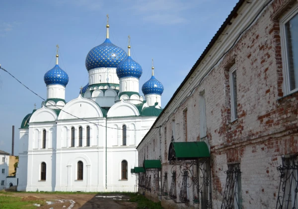 Богоявленский монастырь — православный женский монастырь, расположенный в центре города Углича
