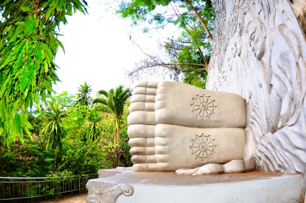 Белый лежачий и сидячий Будда. Пагода Лонг Шон (Лонг Сон) Нячанг - Long Son Pagoda VietNam
