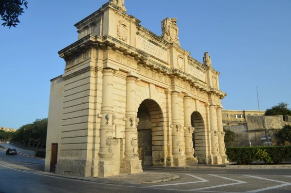 Флориана. Арочные ворота в барочном стиле Порте Дес Бомбес (Porte Des Bombes)