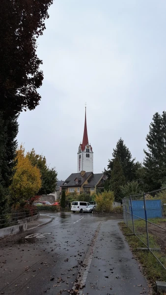 Иду в старый город. Виднеется городская церковьSt. Nikolaus 
