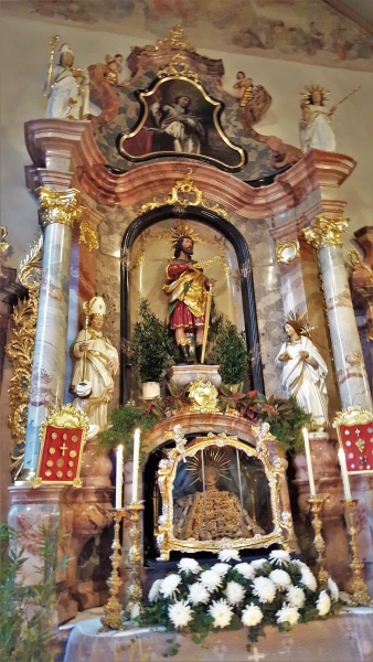 В церкви St. Nikolaus хранятся мощиСв. Синезиуса, который считается покровителем города, а также исцеляет от глазных болезней 