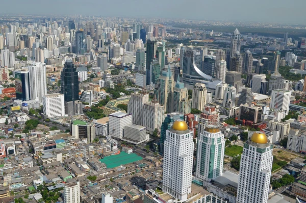 Вид на город со смотровой площадки на 77 этаже небоскреба Байок Скай (Baiyoke Sky)
