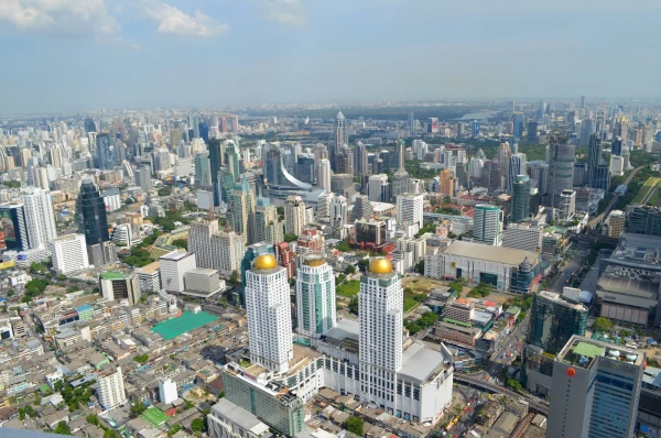 Вид на город со смотровой площадки на 77 этаже небоскреба Байок Скай (Baiyoke Sky)