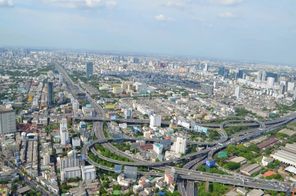 Вид на город со смотровой площадки на 77 этаже небоскреба Байок Скай (Baiyoke Sky)