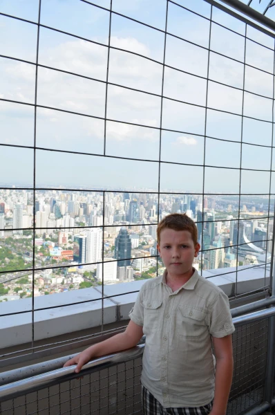 На смотровой площадке на 77 этаже небоскреба Байок Скай (Baiyoke Sky)