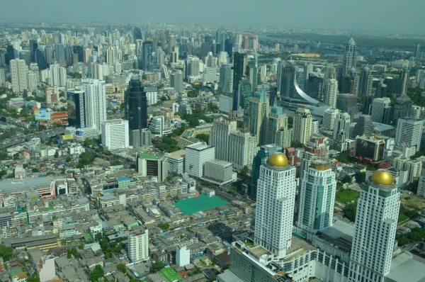 Вид на город со смотровой площадки на 77 этаже небоскреба Байок Скай (Baiyoke Sky)